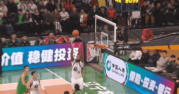 CBA裁判吹罚水平挺高，并不比FIBA裁判差，莫兰德抢篮板不小心打到克里斯面部，