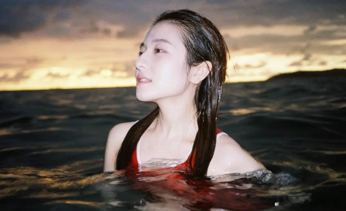 李兰迪晒出旅游美照，身着泳衣秀出美腿十分养眼，第六张宛如出水芙蓉，尽显青春魅力。