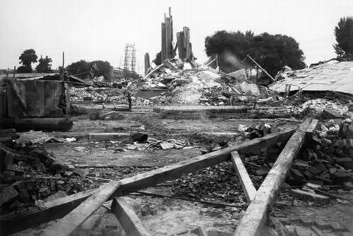 1976年，唐山大地震，看守所轰然倒塌，200多名囚犯瞬间失控，狱警完全懵了。谁