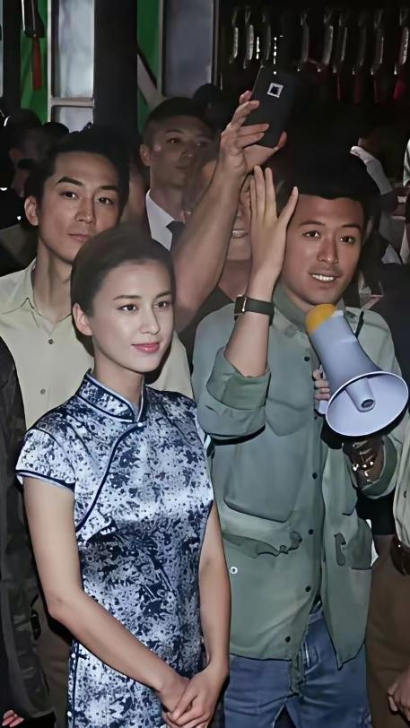 怎么都想不明白杨子会离婚。黄圣依的五官挑不出什么瑕疵，标准的鹅蛋脸，额头饱满