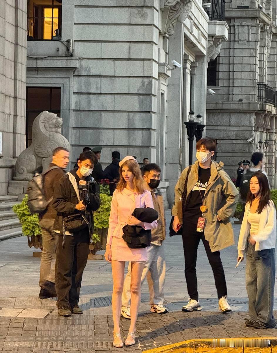 董力宠妻现场曝光！拍摄间隙变拎包小弟～～近日，董力陪同妻子进行拍摄工作，阿诺身穿