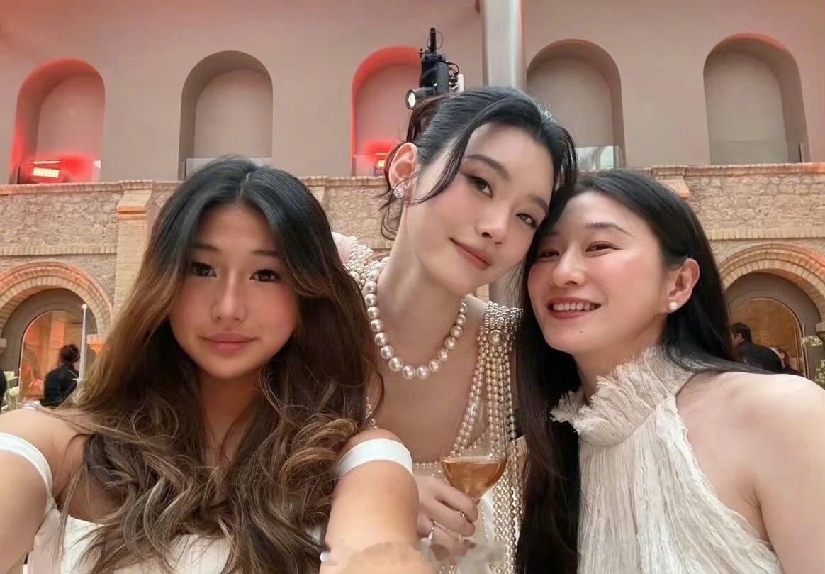 奚梦瑶婚礼晚宴造型婚礼晚宴的造型也公开了，这套也好美~