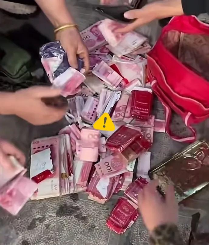 这是一位低保生活的老人,无儿无女,在他走尽人生的最后之际,被街道工作人员送走最后