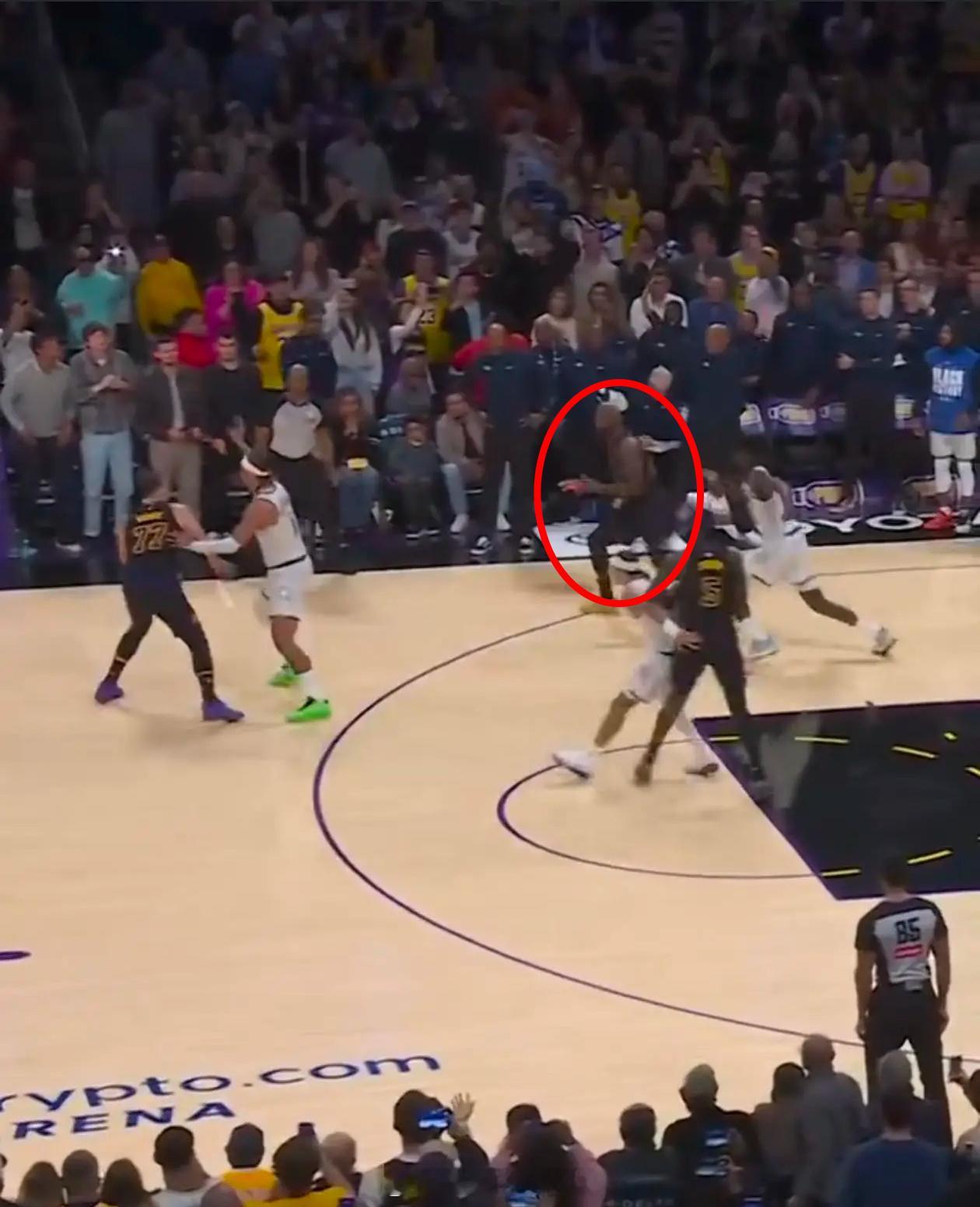 曝东契奇拒投因为詹姆斯要球那我勒属实是恶心人，场上没投进，场下采访装傻，让记者