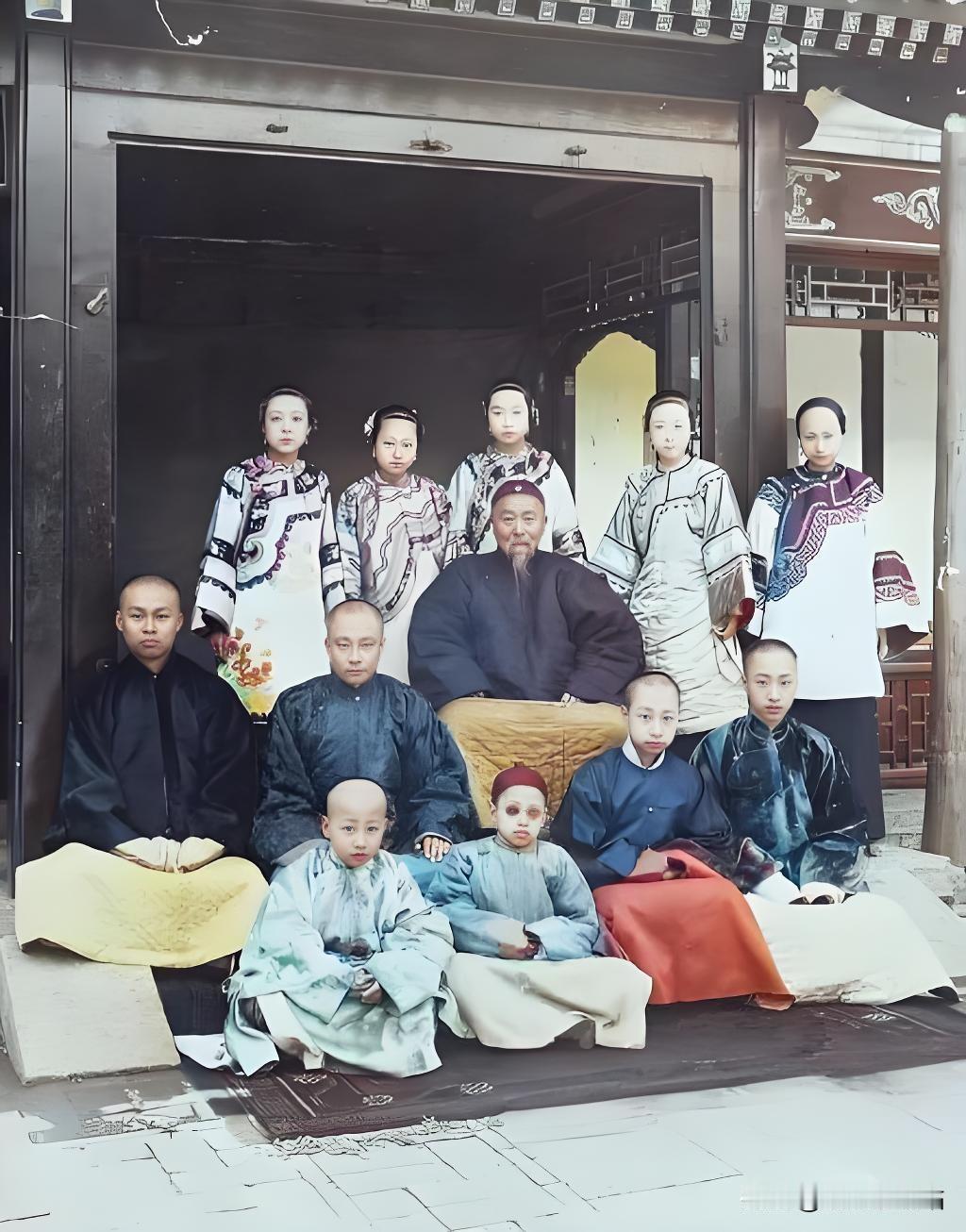 1898年的这张合影，恰是李鸿章政治生涯的“暮色镜像”。时年75岁的他端坐中央，
