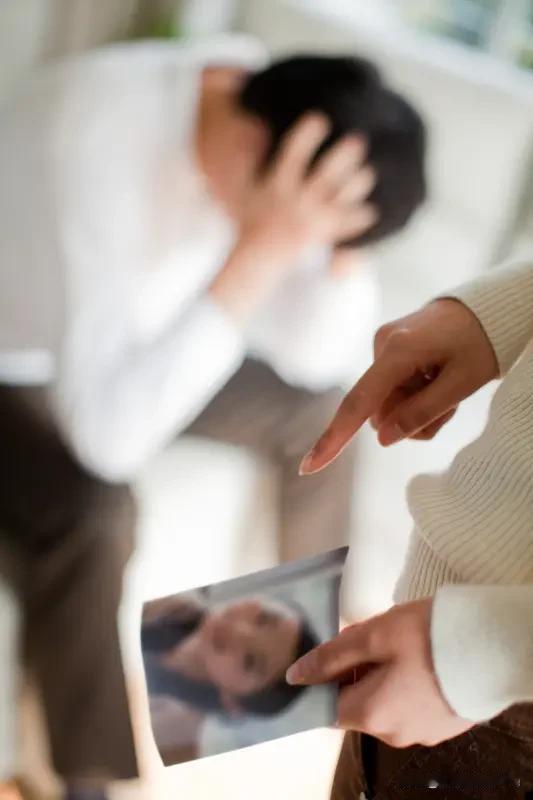 女人敢长期瞒着老公和别的男人在一起，这事儿可没那么简单。这绝不是一时冲动或图新鲜