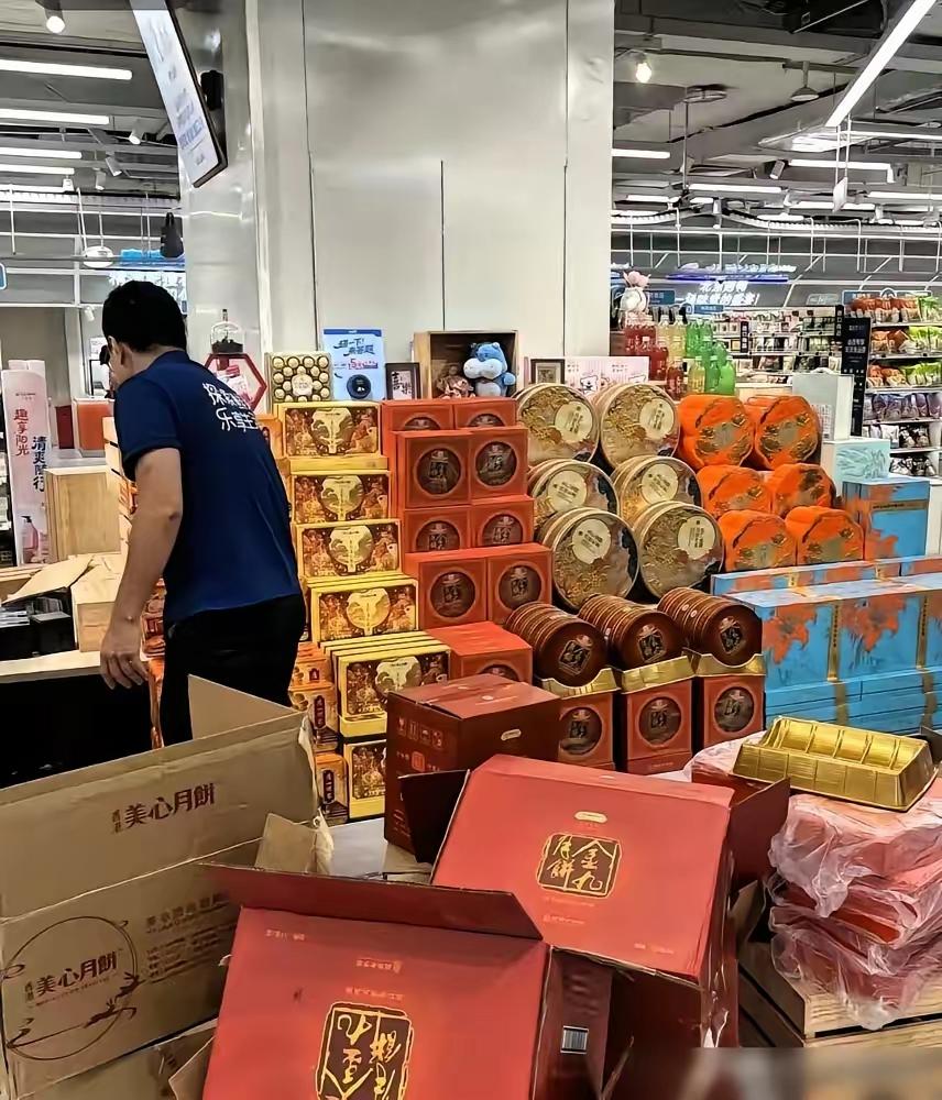 怪不得月饼越来越难卖！前段时间和做食品供应链的朋友聊天，感慨很多老牌月饼厂经