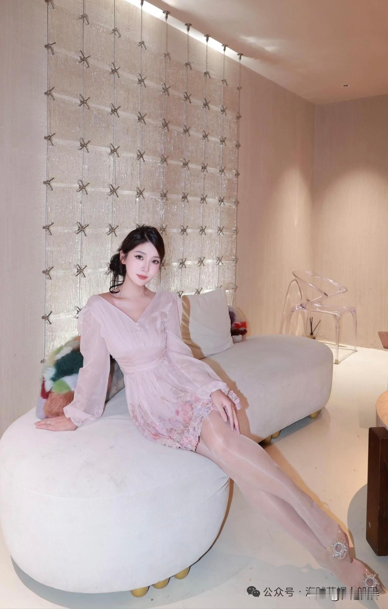 梦幻少女心，粉色连衣裙与星形背景的完美结合，尽显优雅与浪漫。