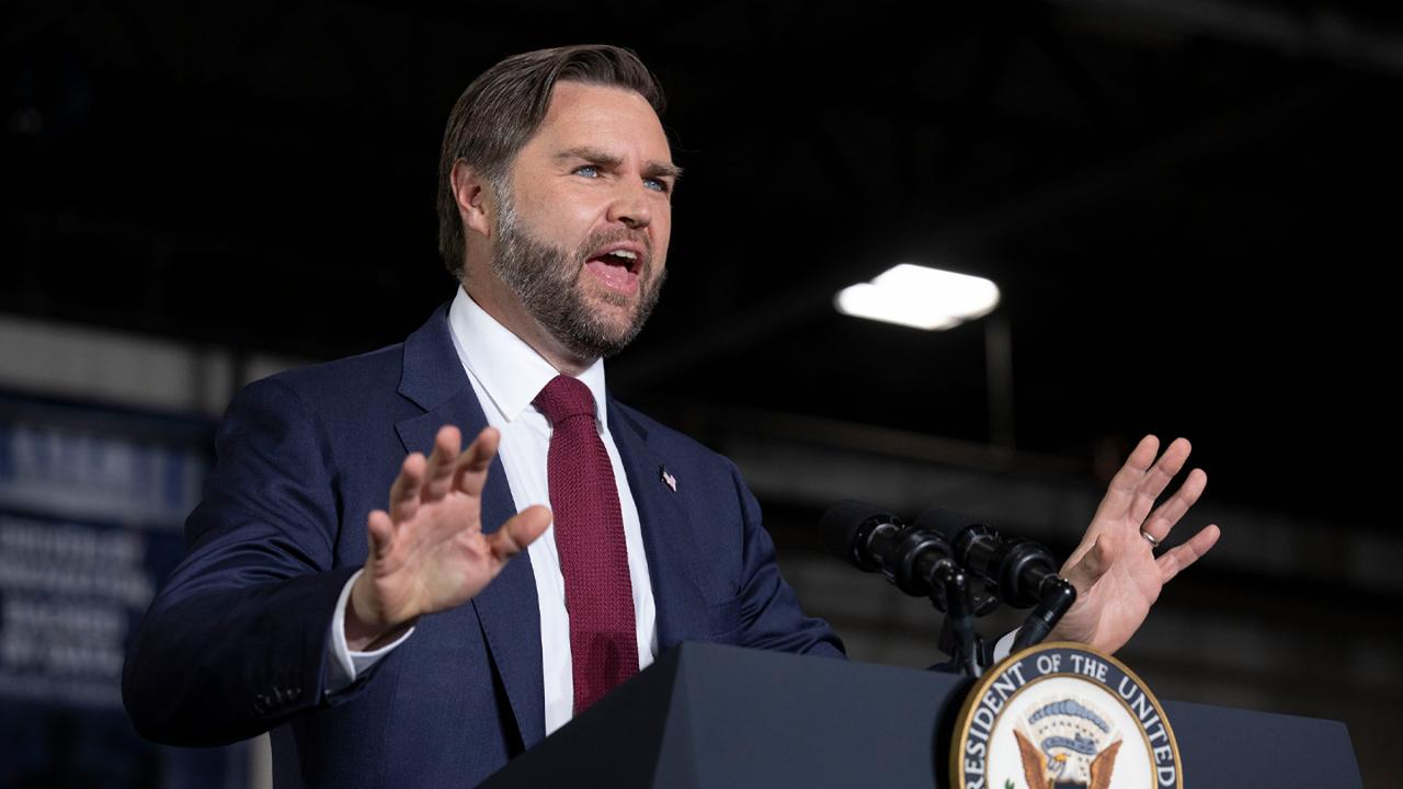 美政坛“短信门”升级,副总统万斯发声:民主党官员政治暴力言论远比共和党青年失言恶