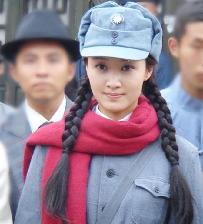 1939年，新四军第三支队37岁的谭副司令，被战友把他和一个19岁的女宣传员锁在