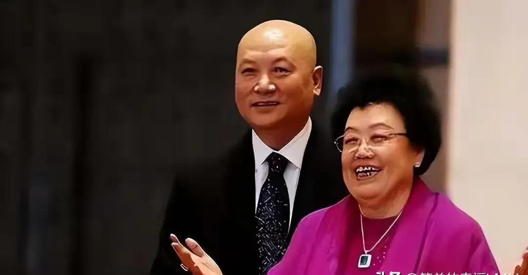 迟重瑞想扶灵，被陈家子女拦下，说您身份特殊，按规矩来。葬礼上，他站在亲属队伍