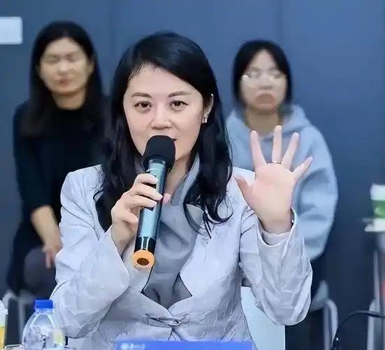 “我愿意放弃中国国籍，自愿加入英国！”这句话是前央视知名才女主持人姜丰，在200