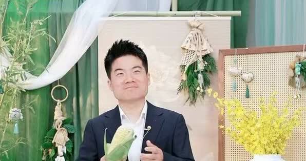 时隔多日，董宇辉这小子终于上播了！这是他今晚上播的第一个镜头，没想到一来