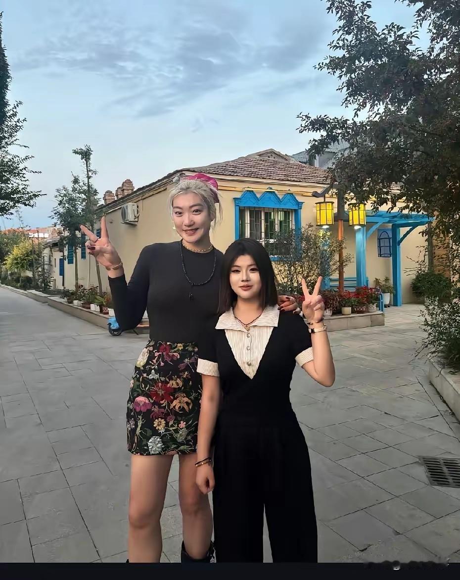 女篮名将李梦和朋友出游留影。镜头下，李梦一改赛场利落球衣造型，染了亮眼发色，穿搭