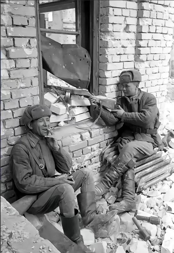 1943年，苏北伪军排长谷德培，搜剿时撞见困于厕所的新四军，抬手朝天连开三枪：他