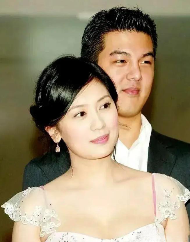 2005年，贾静雯与孙志浩未婚生子。但生产那天，孙志浩却说:“我弱精症哪来的孩子