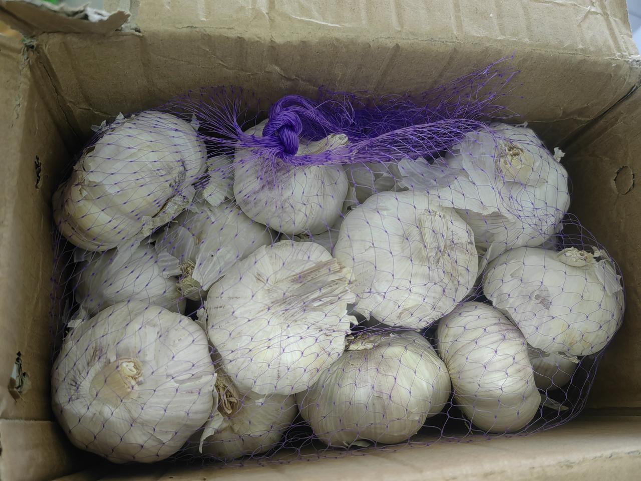 炒菜离不开大蒜，上次在网上买的5斤大蒜吃完了，我又在网上买了5斤。上次我买的是