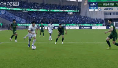 图一上海申花杨皓宇禁区内高速带球想突围传射，遭卢卡斯近身铲球封堵摔倒，裁判认定其