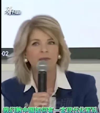 美国曾帮助一个非常贫穷的国家中国，帮助他把自己从真正的贫穷和无知中解救出来，我们