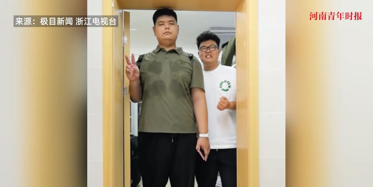 “活久见！”9月6日，湖北武汉，一高校在开学后，来了一位身高达到了2米的“巨人学