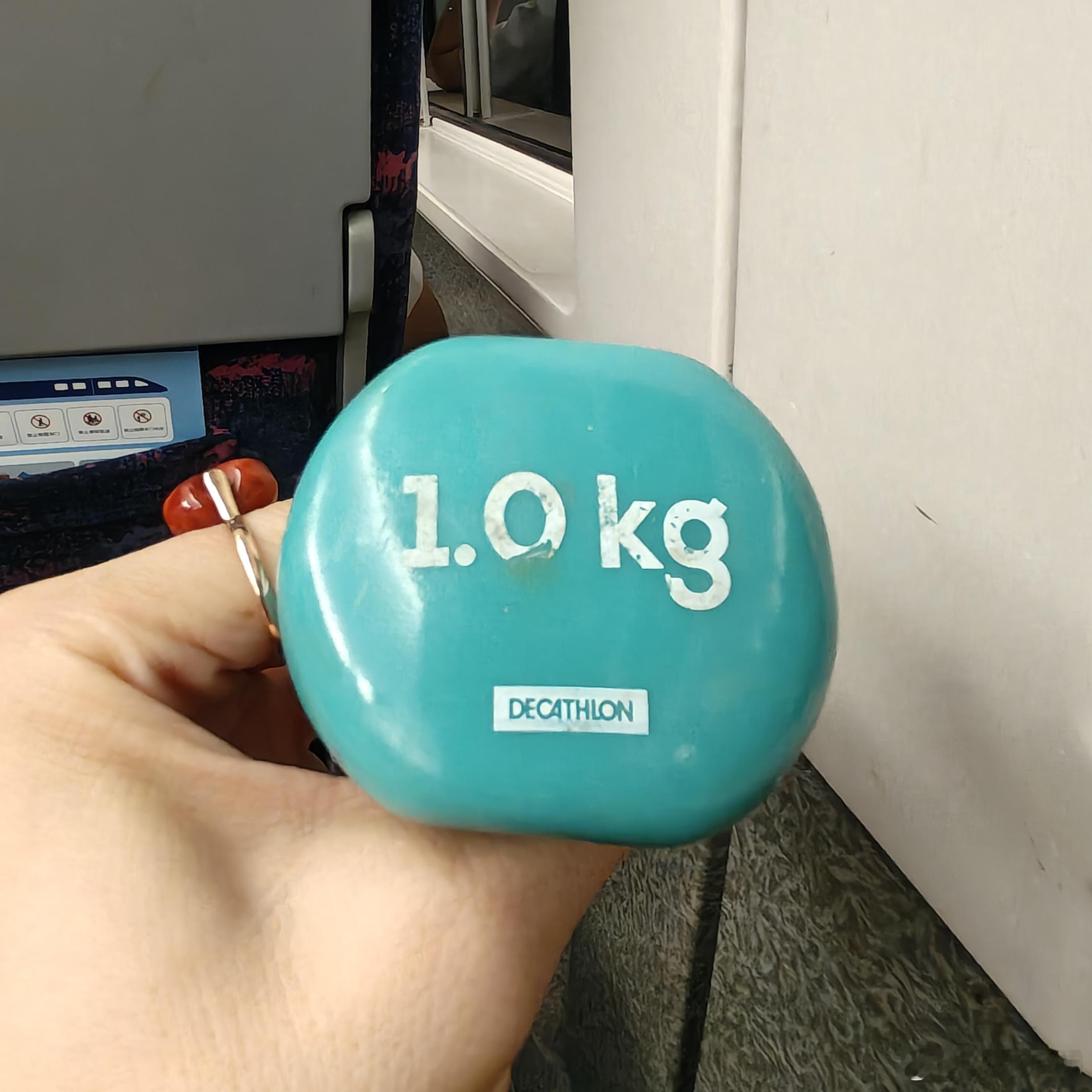 努力在天赋面前一文不值看我出差都要带着的1kg小哑铃