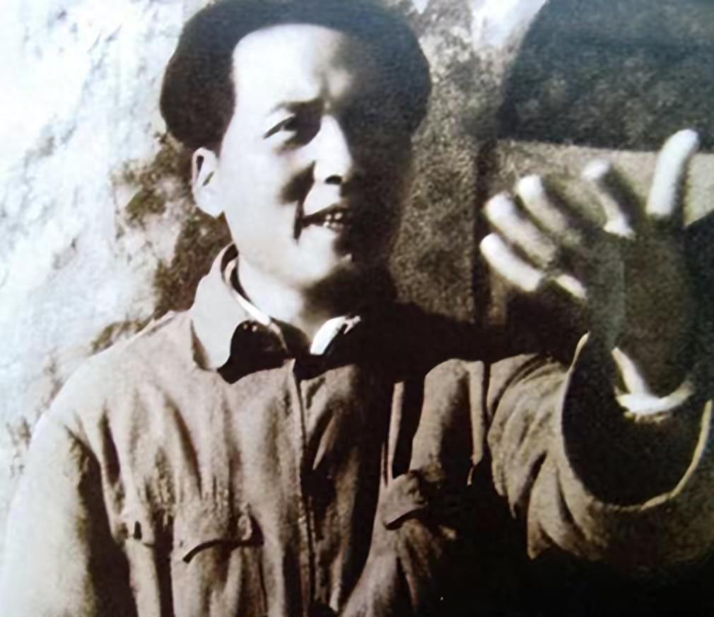 1927年，毛主席被捕后，在押去处死路上，突然对一名团丁说：“老哥，我腿疼，伤筋