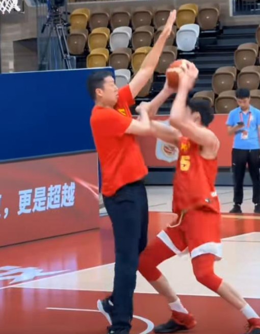 残酷事实！就算是王治郅、NBA训练师助阵，也很难改变男篮现状！根据男篮训练照以及新闻可以了解到，又是