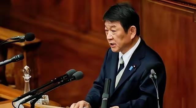 示好中国，日本公开表态，日本外相茂木敏充在国会发表演讲时明确表示：与北京构建稳定