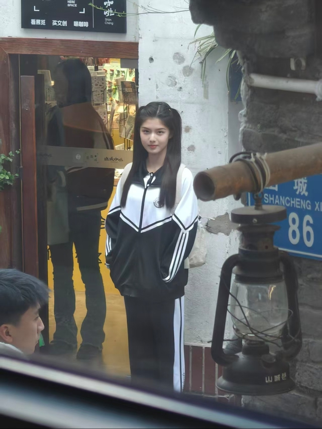 少女果然还得是少女来演！艾米新剧路透生图，脸颊上的婴儿肥甚至都没褪去。