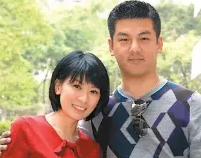 好个屁，他这是年纪大了玩不动了。不逼迫二婚老婆生孩子，是因为逼迫也没用，生不出，