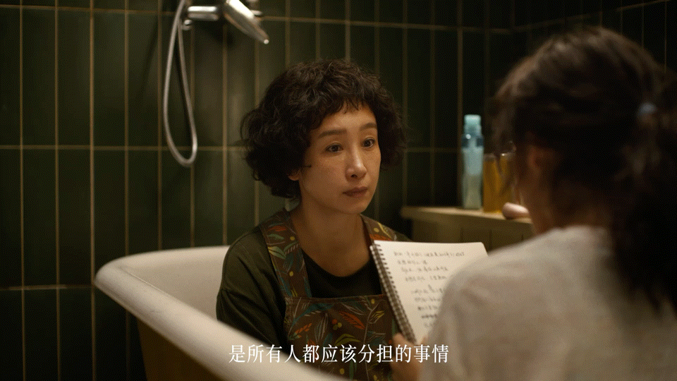 秦海璐你这样我有点陌生秦海璐这新造型让人惊讶，卷发加雀斑妆，完全不是平时干练样