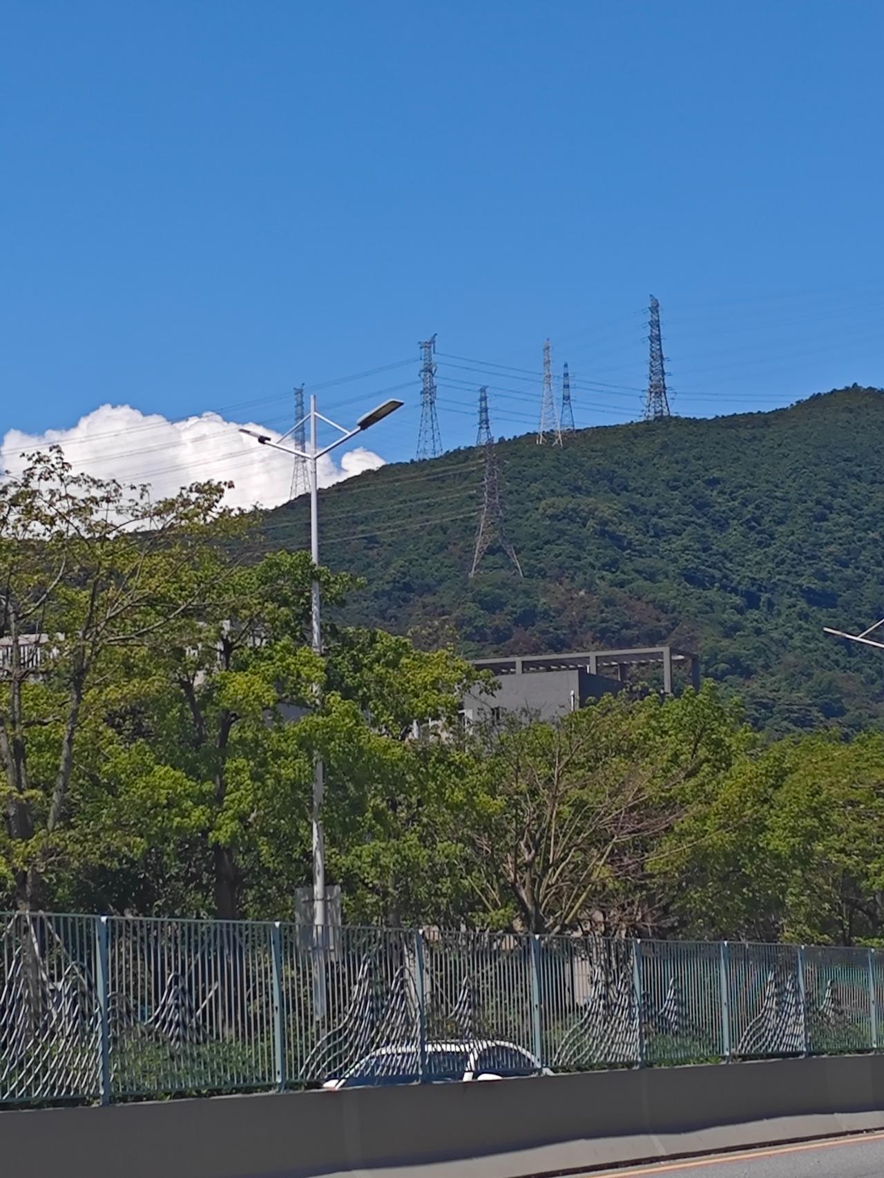 最近中山佳能关停的消息刷屏了，厂区被保洁阿姨擦得一尘不染，员工拿着2.3倍工龄补