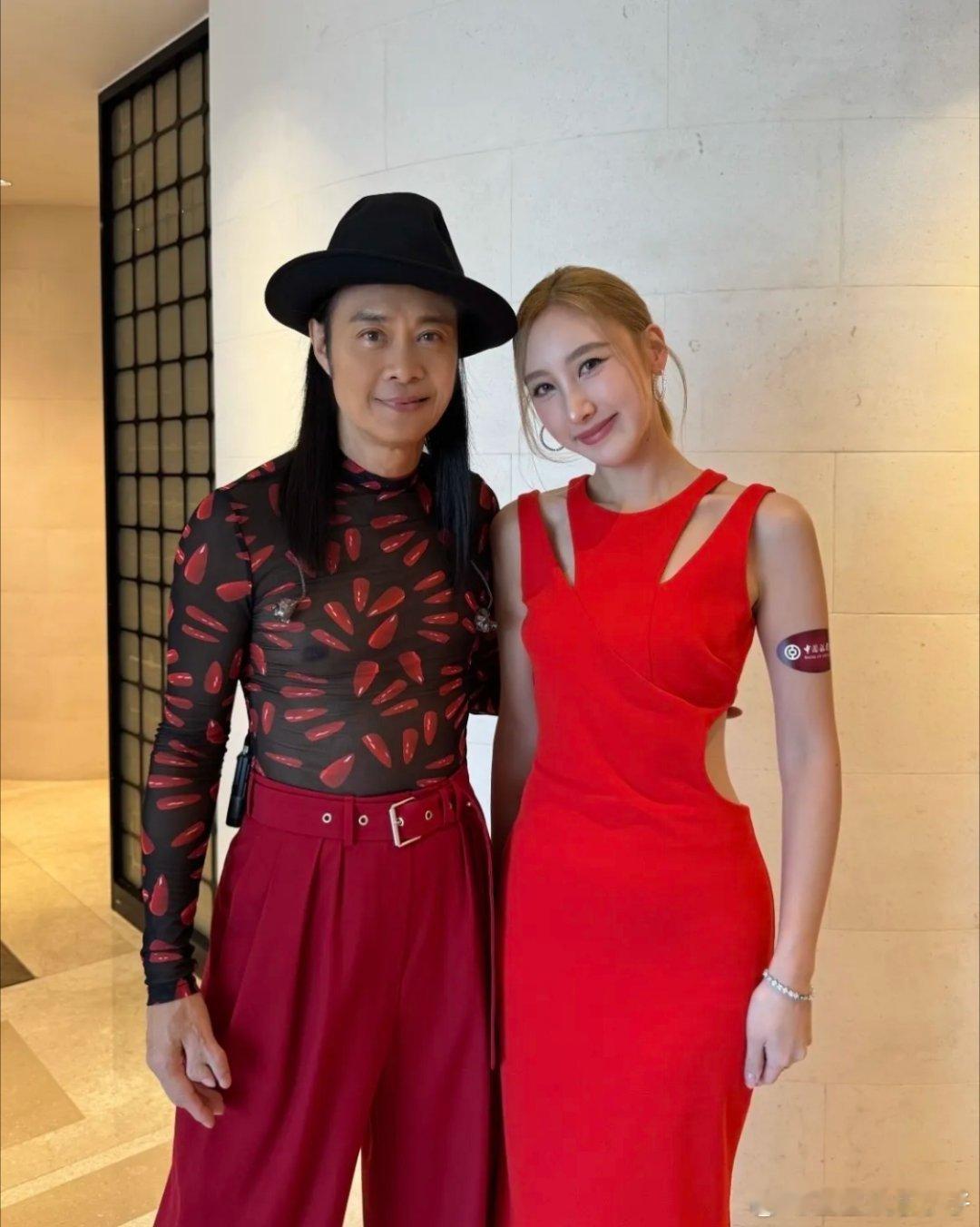 草蜢成员这张合照我还以为是AI生成的，大拇指处分成了两个指头，没想到他是真的长了