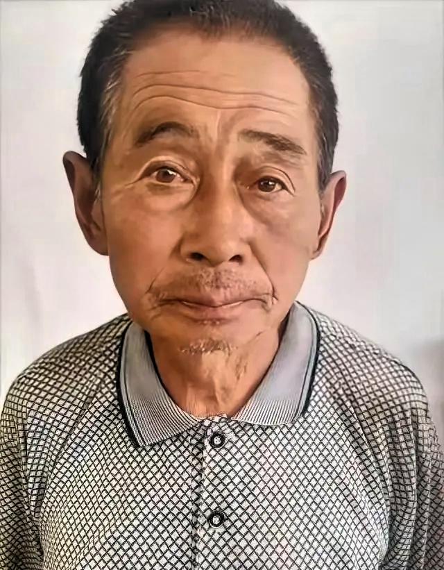 河北承德隆化县75岁的老护林员于国明，5月21日像往常一样揣着窝头赶五十多只羊上