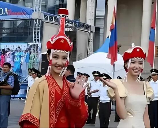 皮尤民调说蒙古对华负面看法超过九成，个别年份逼近百分之百。走在乌兰巴托街头，满眼