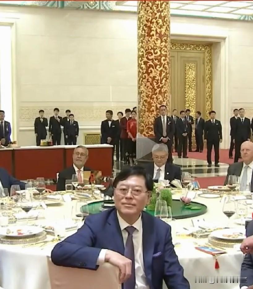 接待特朗普的欢迎晚宴，没有公开中国企业家名单，但在新闻视频中看到了一个熟面孔