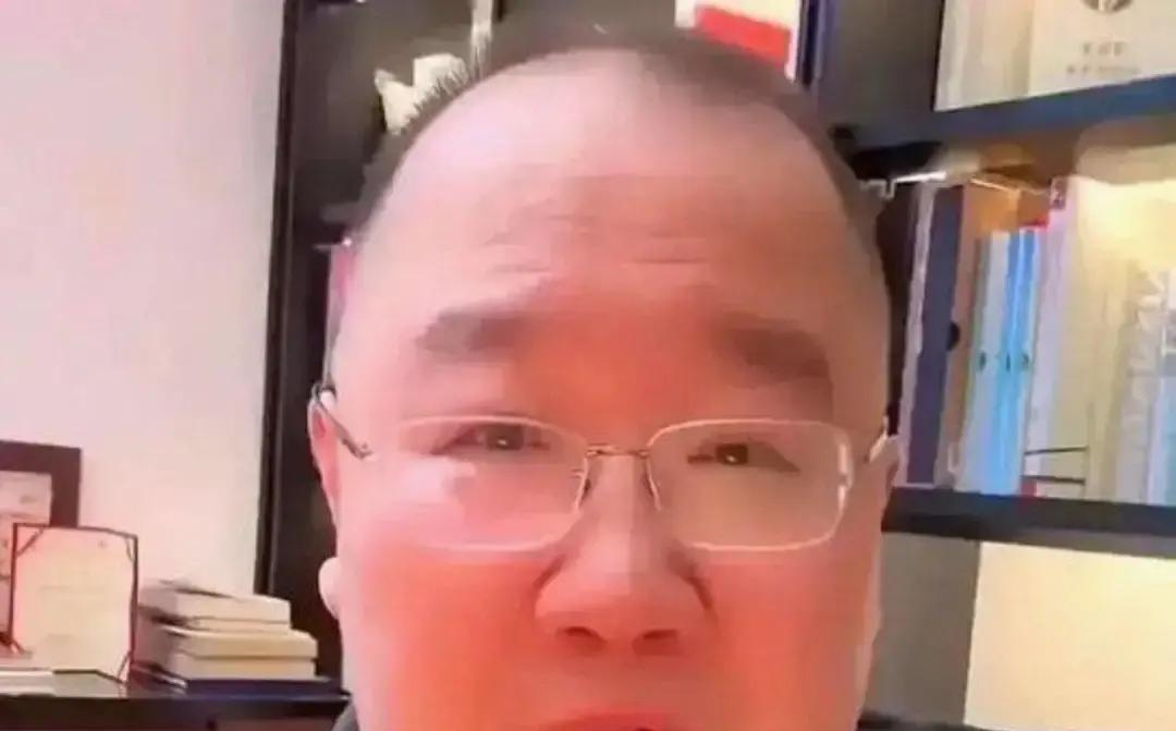 直播3秒，他抬手关掉父亲8万打赏，只回“谢谢爸”。父亲英达曾拒接他电话，禁止他