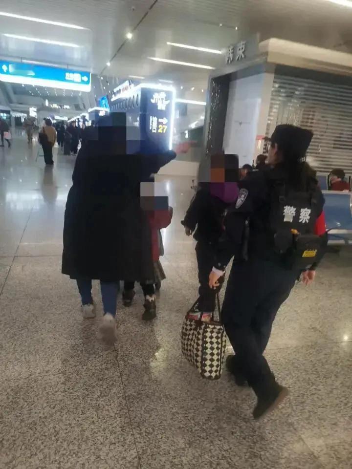 2月5日杭州东站那一幕太揪心了。张女士独自带三娃赶火车，背着大包、推着婴儿车，本