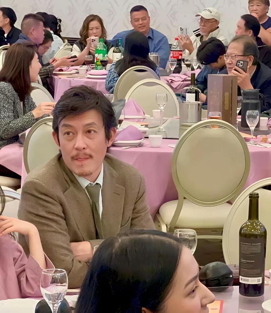 陈冠希变成了赵本山？陈冠希的近照曝光，岁月终究是在他脸上留下痕迹了，现在的