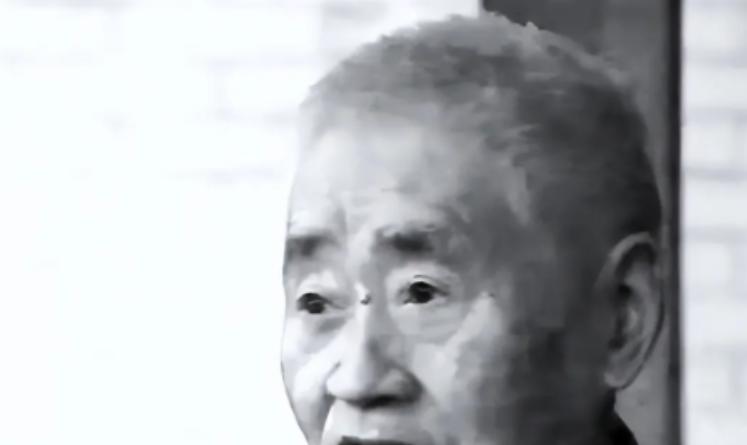 1949年，国民党特务对渣滓洞里的地下党进行大屠杀，刘德彬躲在床下装死，就在他以