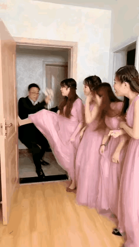 结婚当天，伴娘为了继续要红包，她向新郎提出条件：要么给红包，要么就从我胯下钻过去