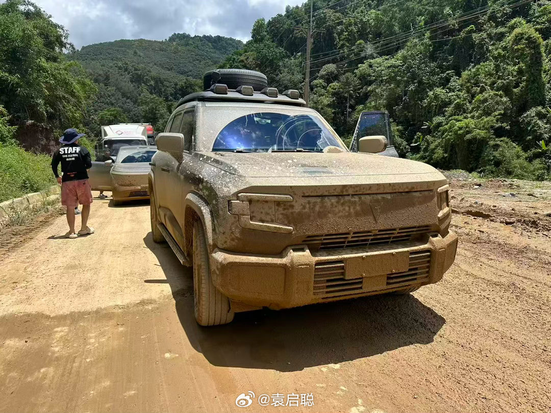 说想体验一下当年我开摩托车挑战的那条水泥路喔行，如他所愿了，辛苦兄弟帮我代驾