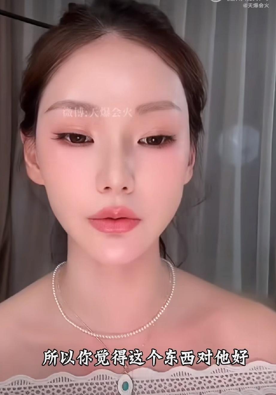 有关小玥儿小箖儿来不来北京读书一事，马筱梅妥协了。那天她在直播里把这件事讲得很