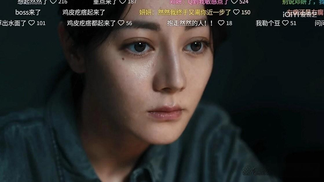 网友好仔细，看到迪丽热巴戴的隐形眼镜了。。话说难道她也近视吗？