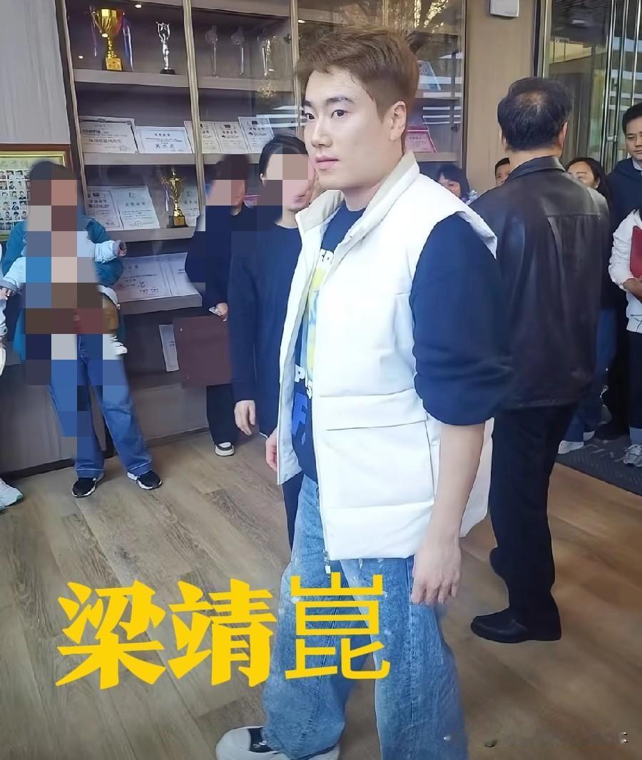 都在悄悄改变！梁靖崑也开始时尚起来了，穿搭越来越帅气，还染了新发色，就是这体型