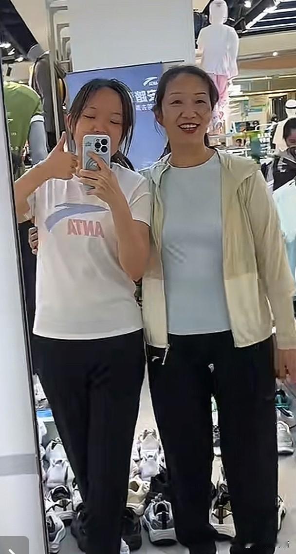 今晚，谢浩男大妹和他的妈妈许健华同时更新了抖音视频。视频里，谢浩男大妹说，地面上