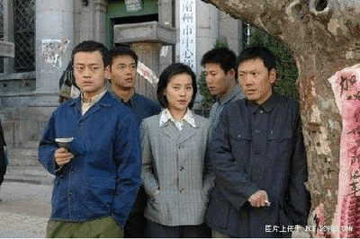 吕中,1987年,接拍电视剧《便衣警察》,扮演配角女富商,由此进军影视圈