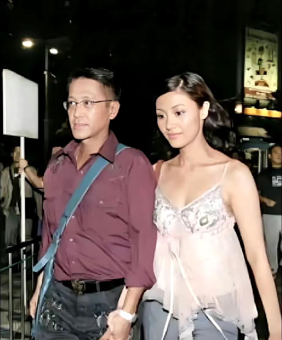当年李嘉欣和许晋亨恋爱时，己经36岁了，许晋亨已经45岁了，这一年他刚与何超琼离