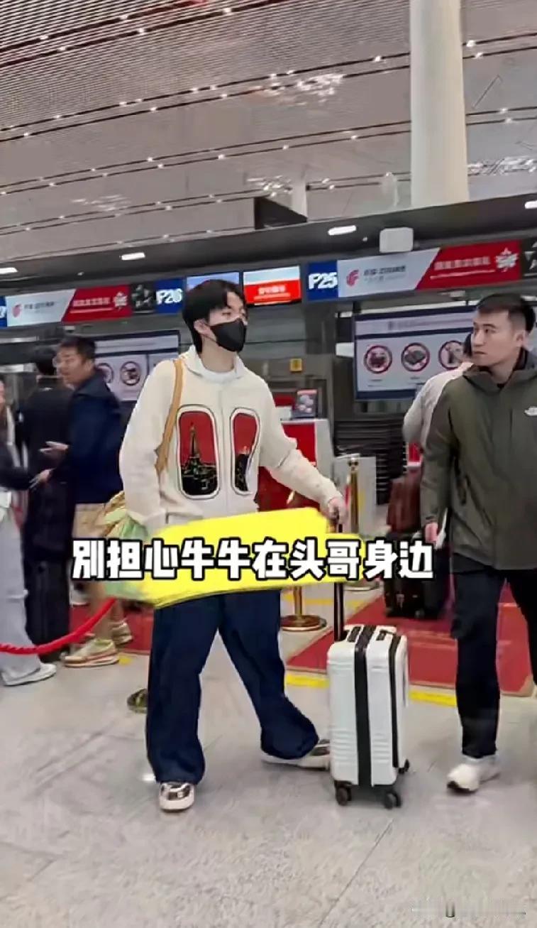 谁懂啊，大头身上背的那款绿色的包包怎么像女孩子款啊，刚刚看到国乒运动出发印度
