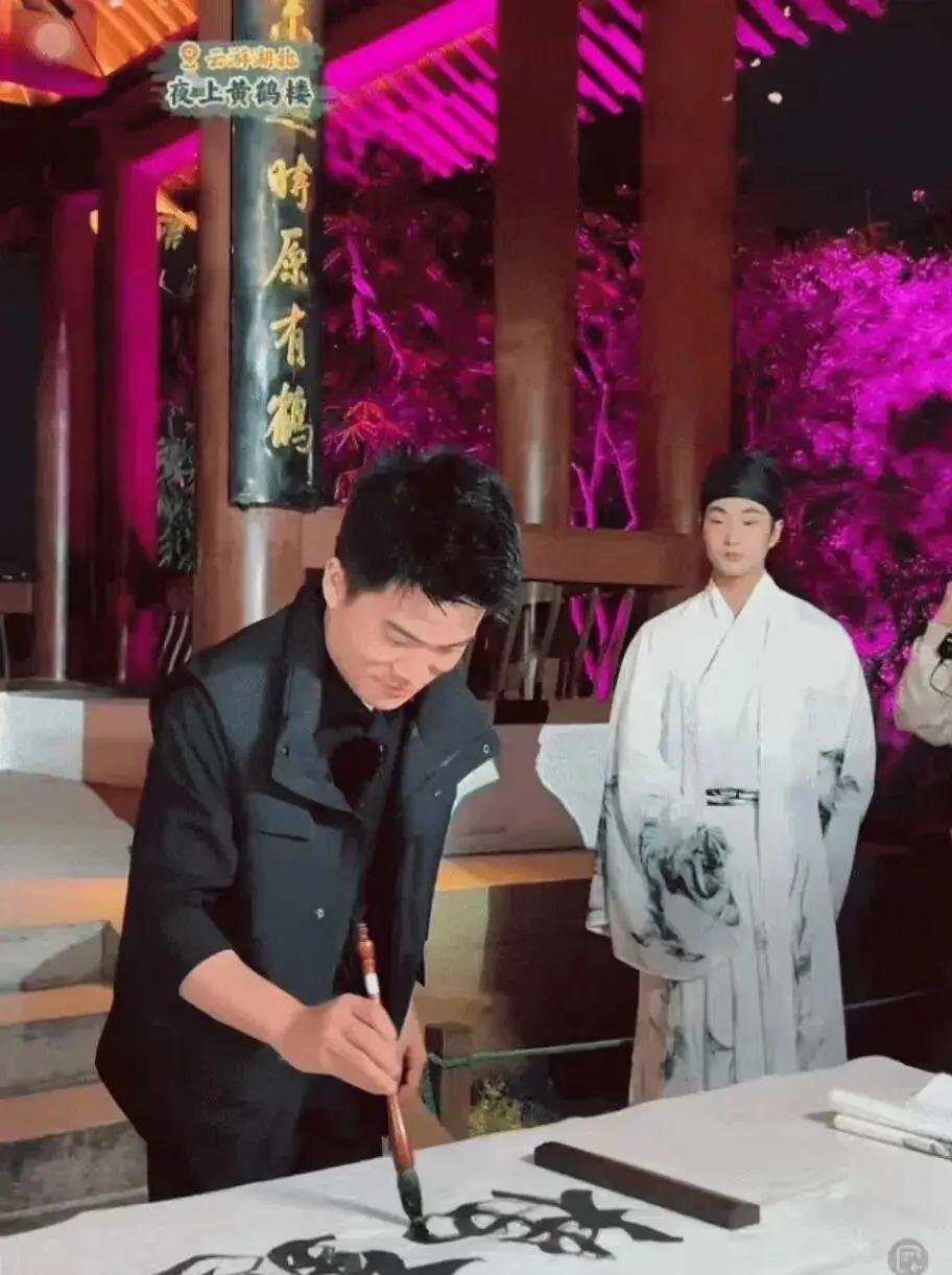 网红当久了，脸皮都跟着长起来了。以前直播，夸他董圣，还会谦虚地拒绝。说他